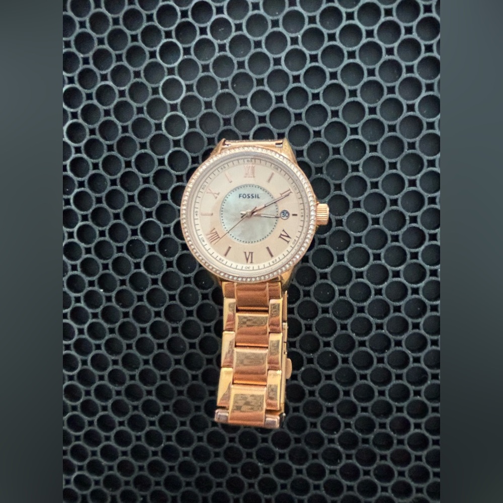 - WOMEN'S ROSE GOLD FOSSIL WATCH - Picture 2 of 6